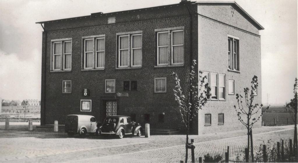 AMBACHTSE VERTELLINGEN Nummer 61 Het voormalige gemeentehuis aan het (oude) Raadhuisplein dat in 1951 voor de groeiende gemeente in gebruik werd genomen, en van waaruit vele jaren de groei van de