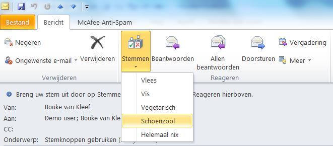 Stemmen met stemknoppen Om te stemmen: 1. Open de e-mail in Outlook door te dubbelklikken op het item of door rechts te klikken op de e-mail 2.