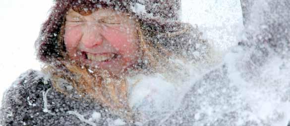 Sneeuw is, net als regen, neerslag. Bij regen vallen er waterdruppels uit de wolken naar beneden, maar bij sneeuw zijn die waterdruppels in de wolk bevroren. Het zijn kleine ijsnaaldjes geworden.