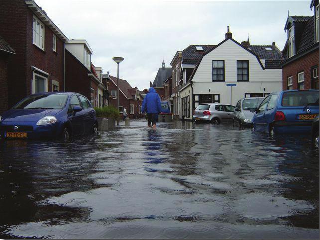 KLIMAATEFFECTSCHETSBOEK Augustus 2006, wateroverlast in Egmond Augustus 2006 was met name in de kustgebieden (een strook van ca. 50 km breed langs de Noordzeeen IJsselmeerkust) erg nat.
