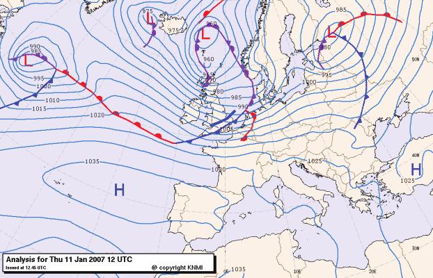 Figuur 4 Weerkaart 11 januari 13h00 Aan de zuidflank van de kern ontstaat een sterk windveld dat in de middag en avond van de 11e over Nederland komt te staan.