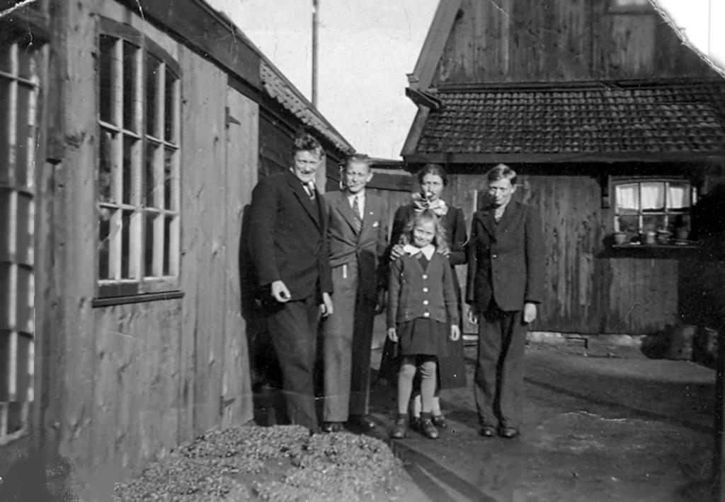 Vader Johannes, Wout en Steintje Hagen, moeder Johanna Hagen-Balfoort en Wim Hagen (1938). Het werken in de bouw in die na-oorlogse jaren was hard en het beroep was weinig beschermd. Klopt dat?