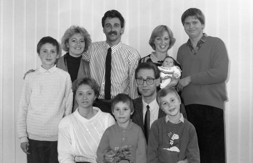 Familiefoto uit 1988 met: Joop (bril), Wout (snor) en Annita met baby. duw van mijn prachtige kastanjeboom.