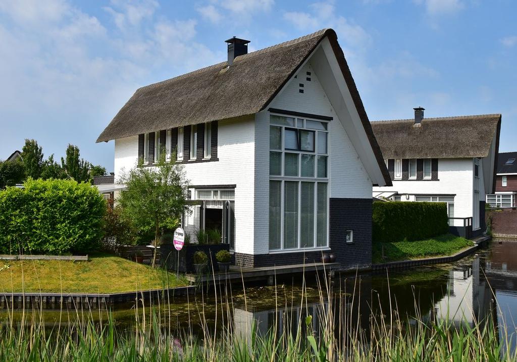 INLEIDING Kam & Bronotte makelaars biedt aan: Galjoen 15-02 te Lelystad. Uniek object op een schitterende locatie gelegen.