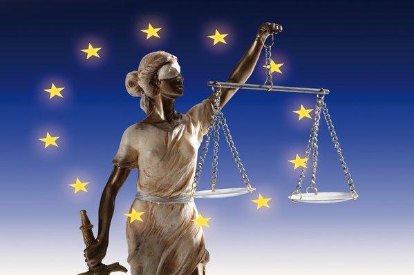 Wettelijk kader Basis is de EU-verordening 178 / 2002 : Algemene Levensmiddelen Verordening / General Food Law Artikel 19 : Verplichting voor detailhandel en distributie om zelf ook actief te worden