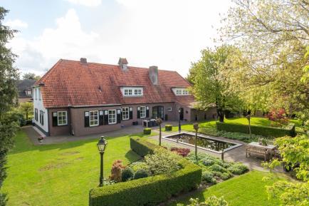 De boerderij is omstreeks 1935 gebouwd en vanaf 1987 compleet gerenoveerd met een bijzonder fijne indeling zoals een royale leefkeuken, een mooie living, 5 slaapkamers,