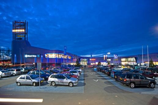Vrijblijvende Verhuurbrochure Retail Park Roermond Algemeen Retail Park Roermond is op dit moment het meest moderne Retail Park (generatie 5) van Nederland en telt ongeveer 20 winkels.