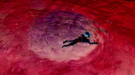 Ook het beeld: Red Water toont een video in negatief. Hierdoor ontstaat een verontrustend vlak rood water.