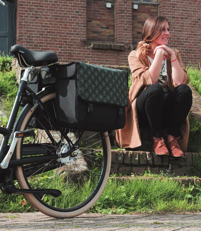 AKI Het feit dat jij graag op de fiets stapt, hoeft je er natuurlijk niet van te weerhouden om toch een elegante uitstraling te hebben.