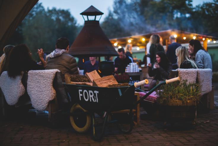 Op ons winterterras staat een stomende pan erwtensoep met rookworst klaar.