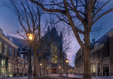 Nr. 1 Winnaar Winterfotowedstrijd gemeente Leiden 2017 Naam fotograaf: Chiel Koolhaas Al heel veel fotografen hebben geprobeerd de Hooglandse Kerkgracht in de avondschemering vast te leggen.