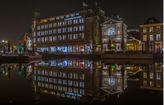 Nr. 2 ex aequo Fotowedstrijd Leiden bij Nachtlicht - gemeente Leiden 2017 Naam fotograaf: Patrick Herzberg Wat een actuele plaat van de Hudson s Bay.