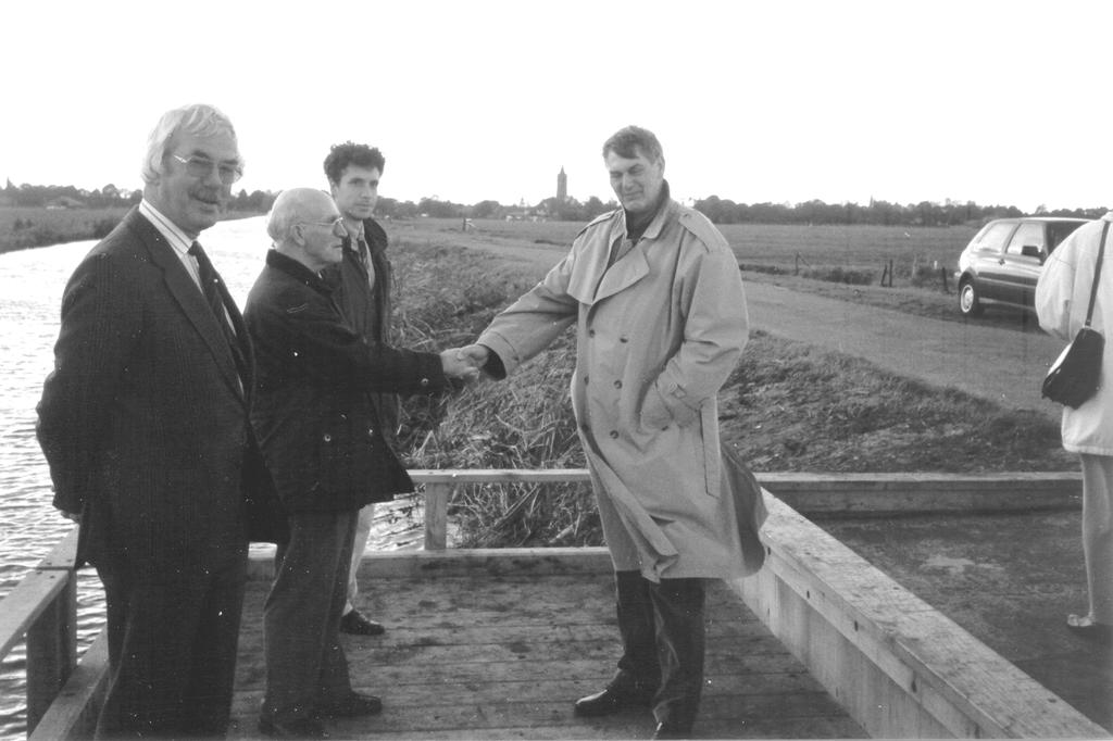 V.l.n.r. Roel Kraefft (wethouder), Teus Roodhart (voorzitter Landinrichting Commissie) Arnold Hoeve (projectleider Waterschap) en Jan van Wijk (voorzitter Hengelsportvereniging Flevo).