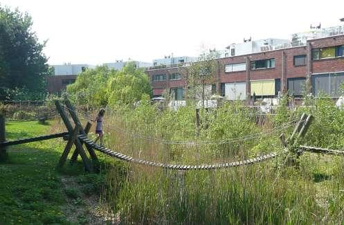 Speelgelegenheid in de natuur. Ontmoetingsplek aan het water. Groene hart Het groene hart is de belangrijkste openbare ruimte in Harga Midden. Het is de huiskamer van de buurt.