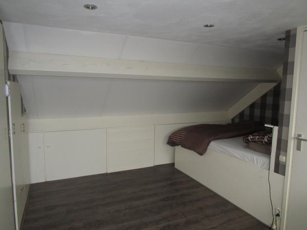 De zolderslaapkamer is verder voorzien van een dakkapel, een kastenwand met de opstelling van de cv-combiketel (Vailliant) en de aansluitingen ten behoeve