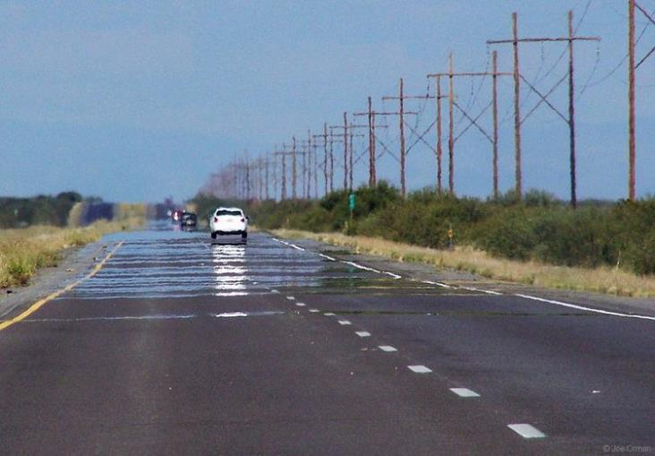 Uit ervaring weet je dat een mat zwart oppervlak makkelijker warmte uitstraalt dan een wit oppervlak. Denk maar aan een geasfalteerde parkeerplaats in de zomer.