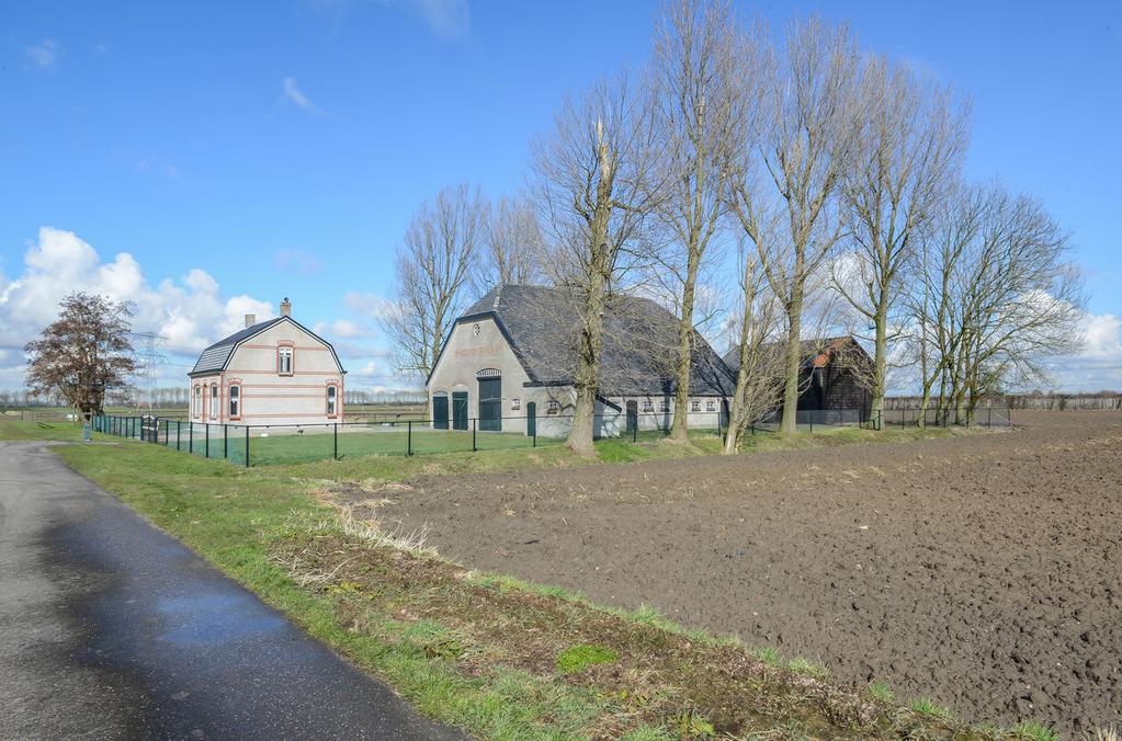 Ligging en indeling Berging: stenen berging voorzien van nieuw dak/dakpannen. Aanpandig bevindt zich de oude latrine/buitentoilet.