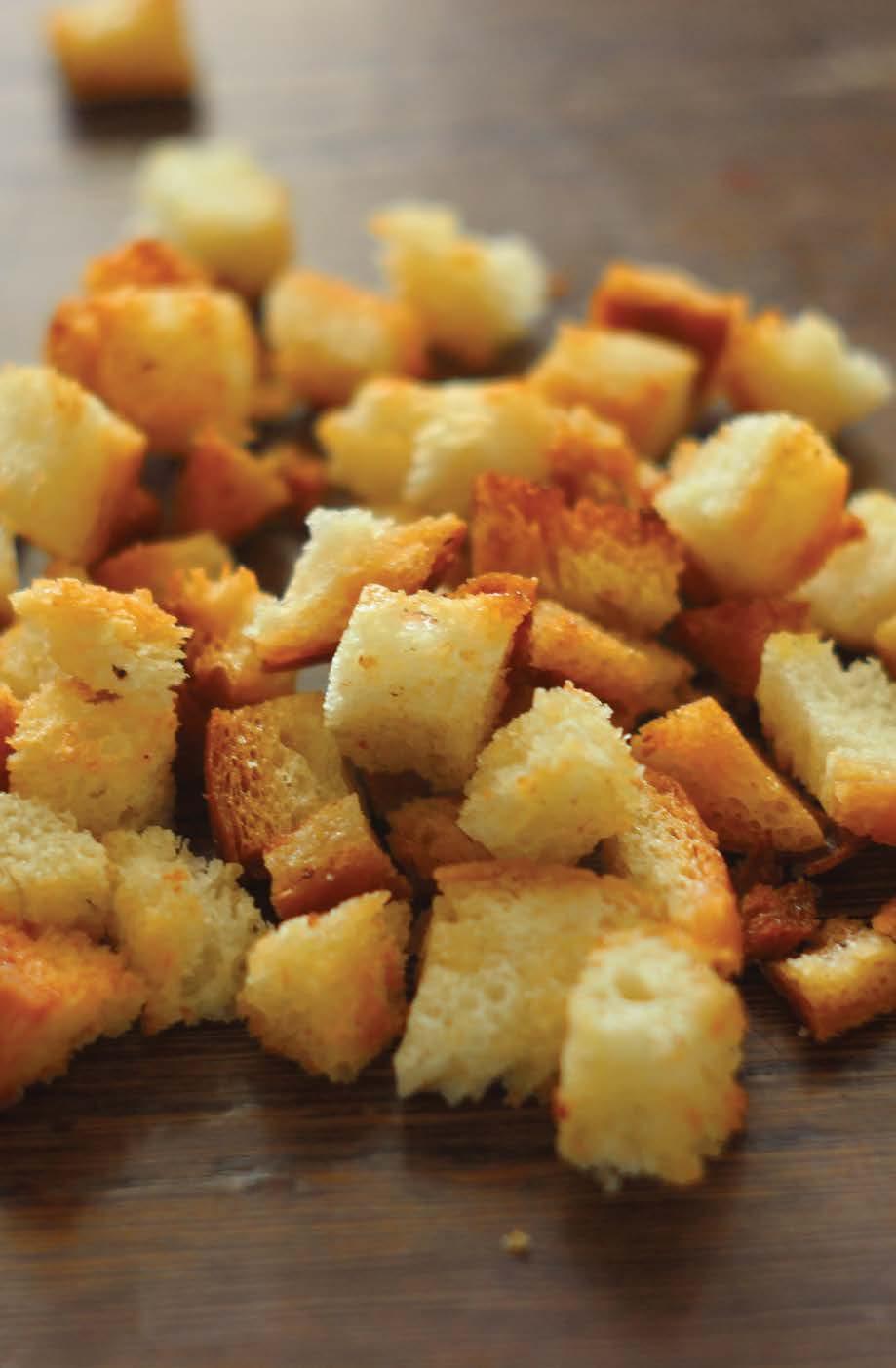 Croutons 10 min + 20 MIN garen stella (nederland) garnering olijfolie oud brood (elk kan gebruikt worden), in blokjes gesneden snufje peper en zout 1 teen knoflook eventueel wat fijngehakte harde