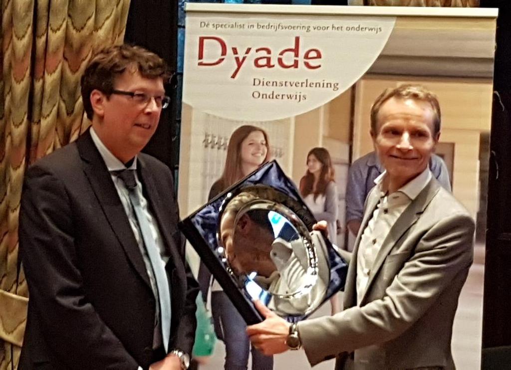 Felicitatie van de raad van toezicht Beste medewerkers en ouders We zijn er enorm trots op dat Arnoud van Leuven door Dyade is uitgeroepen tot beste schoolbestuurder PO/VO van