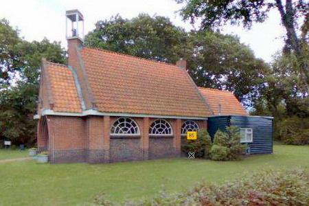 Beeldbepalende ligging in de ontginningsnederzetting Sellingerbeetse. Villavormig woonhuis uit omstreeks 1910 gebouwd in overgangsarchitectuur. Fraai, open erf.