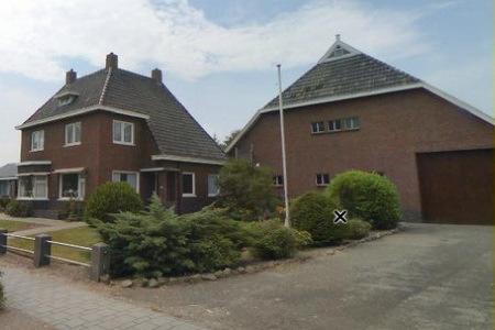 Poortweg 6 x xx xxx xx x Schoolstraat 23 x xx xxx x xx Oldambtster boerderij met decoratieve elementen in eclectische stijl. Sober erf met hoog geboomte.