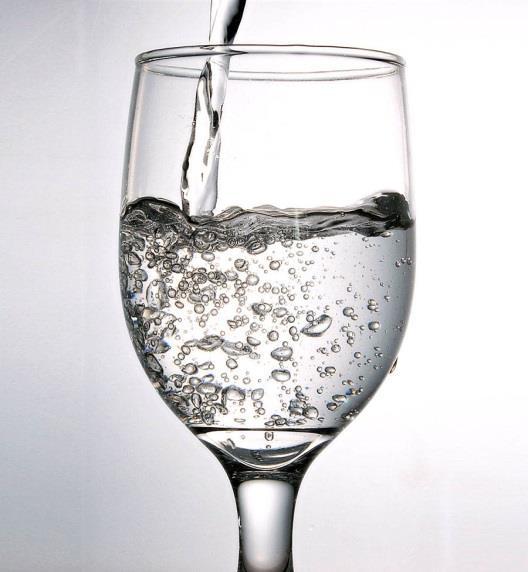 Trends in het drinken van water Conclusies: In de periode tussen 2010 en 2014 is de consumptie per hoofd in liters qua mineraal- en bronwaters gestegen van 21,0 L naar 21,7 L.