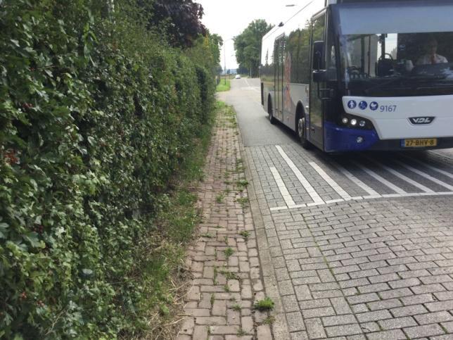 Probleemanalyse Ad b. Komingang Bovenstraat De Bovenstaat-Sluisweg is een zogenaamde gebiedsontsluitingsweg (GOW) buiten de bebouwde kom met als maximum snelheid is 60 km/u.