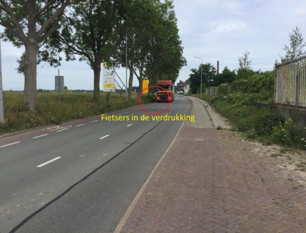 De Borgharenweg is een door gemotoriseerd verkeer druk bereden weg met een groot aandeel vrachtverkeer afkomstig van resp.