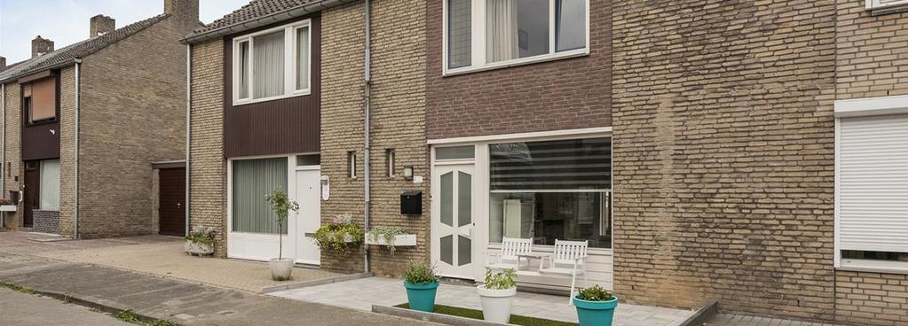 Omschrijving Goed onderhouden, volledig gemoderniseerde tussengelegen woning met 4 slaapkamers en ruime aanbouw gelegen in de geliefde wijk Belfort. Indeling Begane grond Entree (6,5m2) voorzien v.v. een gesealde siergrindvloer (2016) ruime garderobe en trapbergkast met moderne meterkast.