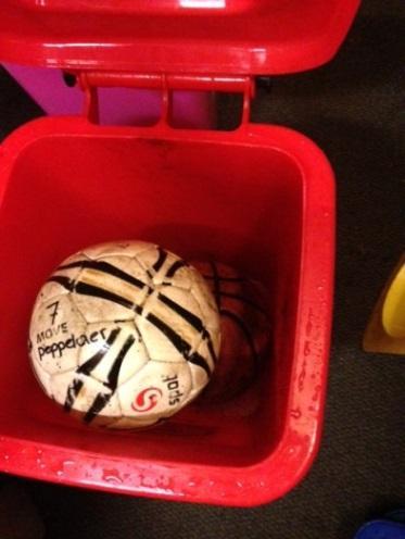 De enige speelgoedkisten die gebruikt worden zijn de gekleurde vuilnisbakken. Zo heeft iedere groep een eigen bak waar zij hun ballen in kunnen opbergen.