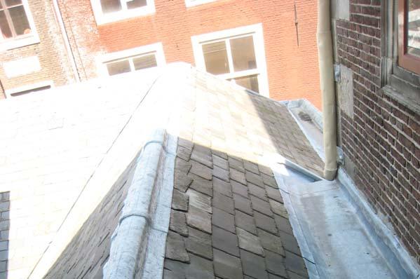 - Boterhal, lage dak Op dit dakvlak, aansluitend op de achtergevel van de Waag, zijn alle leien onder de nok scheefgezakt, enkele zijn