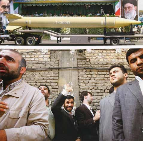 De Iraanse president Mahmoud Ahmadinejad voerde tijdens zijn regeerperiode (2005-2013) een politiek van confrontatie met de Verenigde Staten. Onder: Ahmadinejad omgeven door lijfwachten, juni 2005.