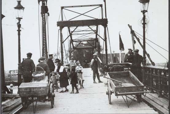 Tegelijk werd aan de Wormer kant, in het verlengde van de brug het Wormer Laantje (later bekend als Nieuweweg) de wegverbinding Zaanbrug Zandweg, in gebruik genomen, waarvan de aanleg geheel