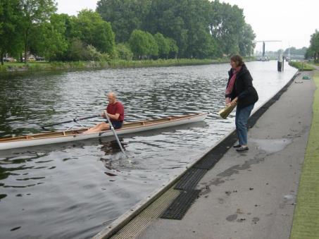 Op het water 7. Op het water In dit hoofdstuk komen de verantwoordelijkheden bij het varen en de veiligheid op het water aan de orde.