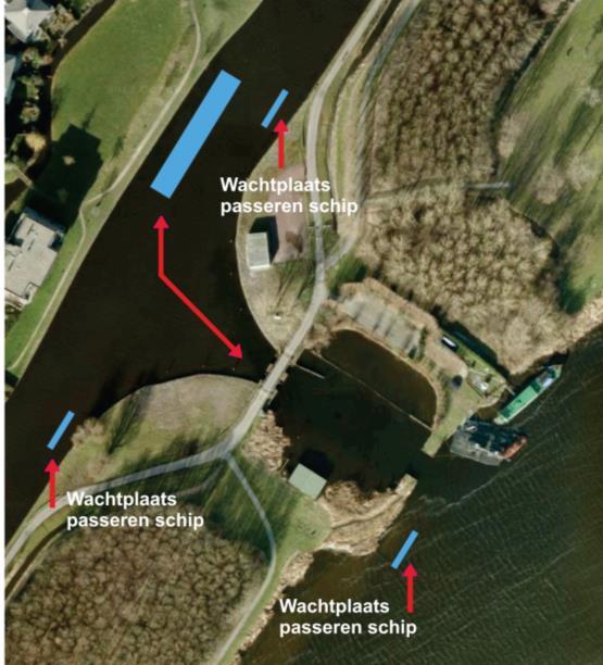 De aan- en afvoer van het benodigde zand vindt plaats via een terminal bij het klimeiland aan de oostelijke oever van de recreatieplas. De grote boten varen door de ophaalbrug naar het Vlietland.