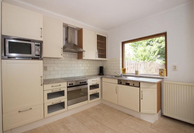 Keuken De nette keuken is voorzien van diverse inbouwapparatuur als een keramische kookplaat, rvs afzuigkap, oven, magnetron, vaatwasmachine en een koelkast.