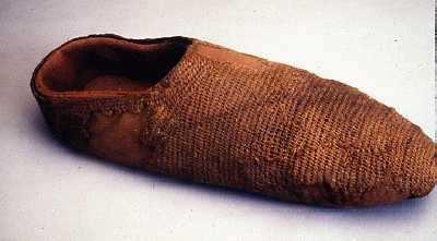 10e eeuwse wollen sok uit Coppergate, York Sok gevonden in Uppsala, 1961 Een beginners project Het is mogelijk om linnen tunieken of jurken te verfraaien met naaldbinden!