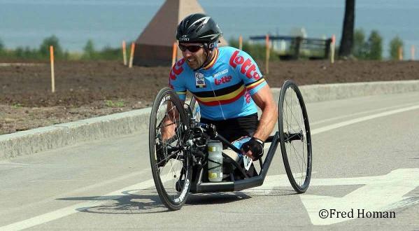 Wat is G-wielrennen? Het G-wielrennen is de sporttak wielrennen die door een renner met een fysieke, visuele of verstandelijke handicap beoefend wordt.