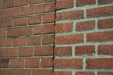 Voegwerk vervangen Zolang het oorspronkelijke voegwerk nog op zijn plaats zit is vervanging niet nodig, zelfs al kun je het met een mesje gemakkelijk wegschrapen.