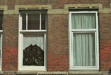 Kozijnen en ramen aanpassen Ruiten, ramen en kozijnen van oude huizen voldoen vaak niet aan de huidige eisen van warmte-, geluidsisolatie en veiligheid.