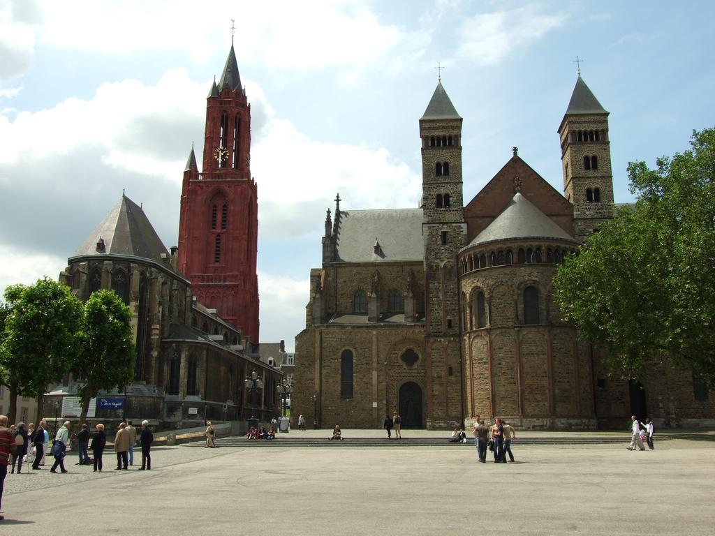 3 De kerk Vanaf 1000 > stenen kerken: - des te groter, des te geloviger de mensen - geld inzamelen voor