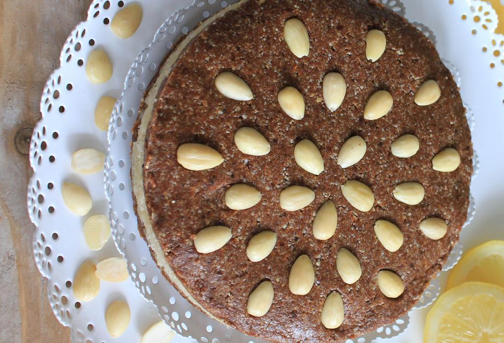 Rauwe gevulde speculaas BENODIGDHEDEN 6-8 PORTIES 150 gram witte ongezouten, ongebrande amandelen (1/2 uurtje geweekt in heet water) 250 gram ongezouten, ongebrande cashewnoten 6 ontpitte zachte