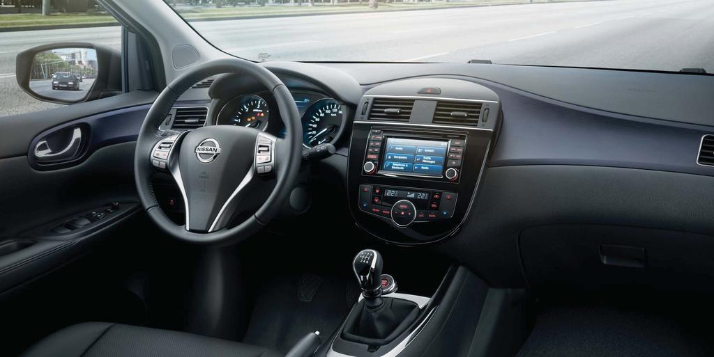 VERRASSEND BINNENIN DE NISSAN PULSAR is alles elegantie en finesse: zachte materialen en details in chroom, extra brede armsteunen in de deuren en een verbluffende zichtbaarheid rondom.