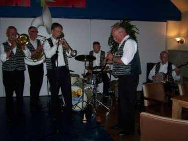 Oorspronkelijk was deze band de huisband van de beroemde Joseph Lam Jazzclub in Amsterdam, die helaas ook zijn deuren moest sluiten.