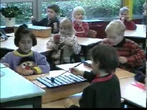 TULE - KUNSTZINNIGE ORIËNTATIE KERNDOEL 54 - MUZIEK: GROEP 3 EN 4 - ACTIVITEITEN 38 Bij Bewegen De kinderen zingen (dans- en speel)-liederen en luisteren naar muziekfragmenten.