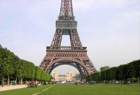 Foto Ben Hendriks, 2003 Geschiedenis Eiffeltoren In de negentiende eeuw hadden wereldtentoonstellingen een belangrijke bedrage aan de technische ontwikkeling.