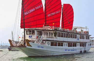 eiland kunt u genieten van het prachtige uitzicht over Halong Bay. Later wordt op de junk het diner geserveerd.