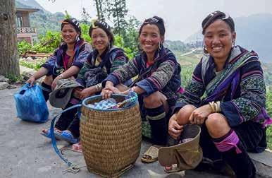 Hill Tribe volk. We zien hier de lokale bevolking bezig met hun dagelijks leven. Later op de dag rijden we verder naar Lao Cai.