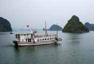 Hier gaat u aan boord van de V-Spirit en vervolgens gaan we een we een heerlijke cruise maken door de Baai van Halong.