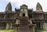 Deze tempel is precies in het midden van Angkor Thom gelegen en heeft 54 torens, elk bekroond met de vier gezichten van Avalokiteshvara (Boeddha van Mededogen).